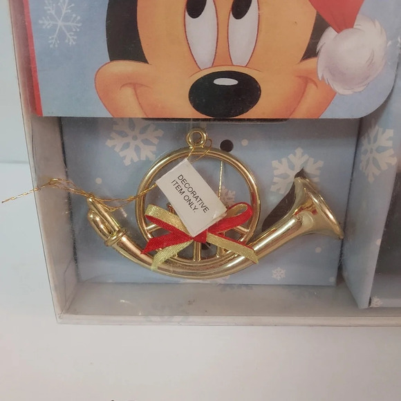 Mickey Mouse A Christmas Surprise - A Book and Ornaments Box Set - Picture 3 of 10